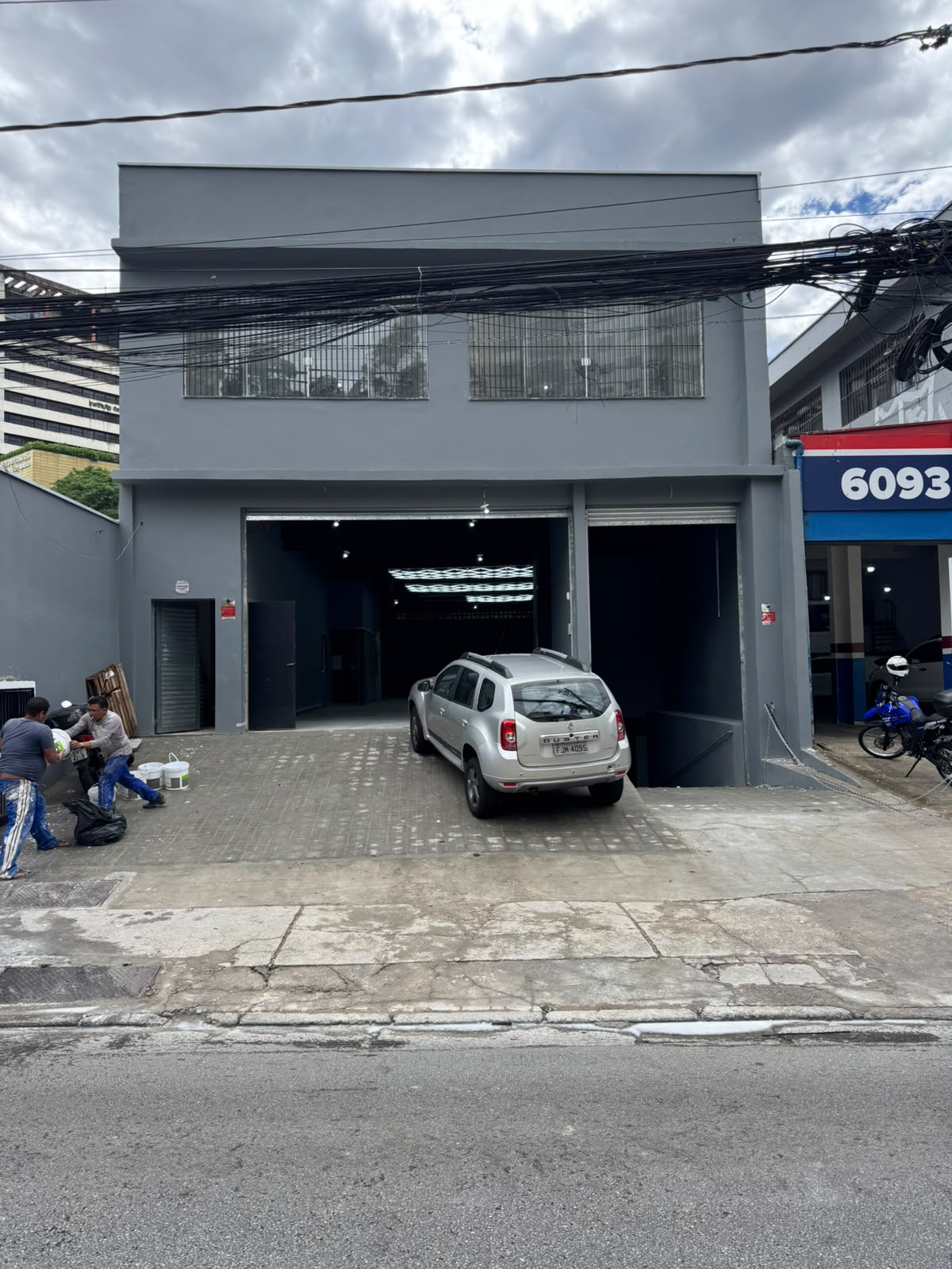 Fachada comercial reformada em cinza